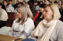 Багато людей перебувають у приміщенні.