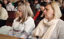 Багато людей перебувають у приміщенні.