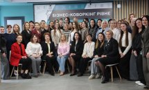 Групове фото жінок, які перебувають у приміщенні.