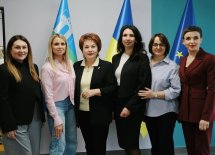 Група жінок позують для фото.