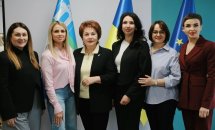 Група жінок позують для фото.