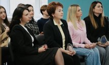 Група жінок сидять у приміщенні.