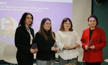 Чотири жінки позують з нагородами у руках.