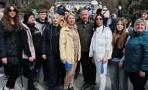 Групове фото людей, які перебувають у парку.