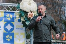 Чоловік тримає мікрофон у руках.