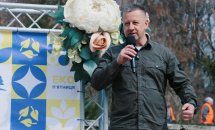 Чоловік тримає мікрофон у руках.