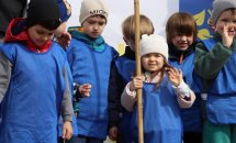 Група дітей у синіх жилетках