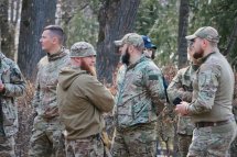 Декілька чоловіків у військовій формі.