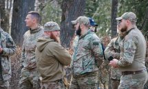 Декілька чоловіків у військовій формі.