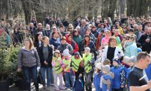 Багато людей перебувають у парку.