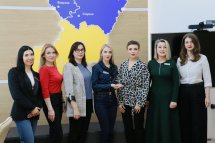 Сім жінок позують для спільного фото