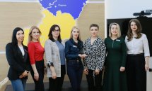 Сім жінок позують для спільного фото