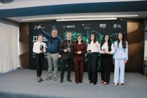 Два чоловіка та три жінки позують для фото.