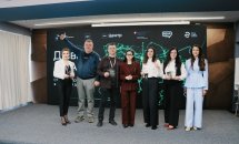 Два чоловіка та три жінки позують для фото.