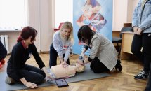 Дві жінки тренуються на манекені надавати першу домедичну допомогу