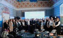Групове фото учасників заходу у приміщенні.