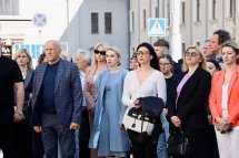Група людей перебуває на вулиці.