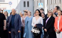 Група людей перебуває на вулиці.
