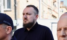 Чоловік з бородою у чорному одязі.