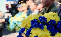 Квіти синього та жовтого кольору.