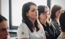 Декілька жінок сидять у приміщенні.