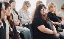 Декілька жінок перебувають у приміщенні.
