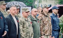 Чоловіки у військовій формі перебувають надворі.