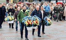 Чоловіки несуть корзини з квітами.