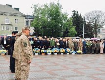 Багато людей стоять на дворі.