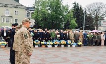 Багато людей стоять на дворі.
