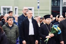 Група людей стоять надворі.