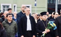 Група людей стоять надворі.