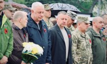 Багато чоловіків перебувають надворі.