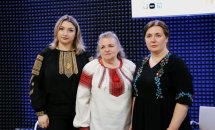 Три жінки у вишитих сорочках.