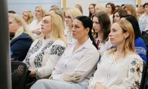 Велика кількість жінок сидять у залі.
