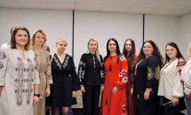 Спільне фото жінок у вишиванках.