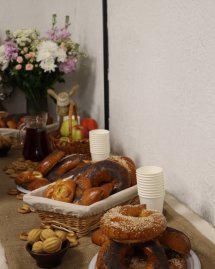 Хлібобулочні вироби у корзинках стоять на столі.