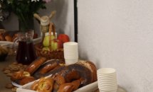 Хлібобулочні вироби у корзинках стоять на столі.
