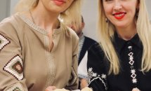 Дві жінки тримають деко з виробами з тіста.