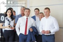 Група людей в діловому одязі стоять в офісі.