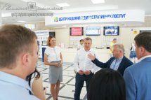 Група людей активно спілкуються в офісі.