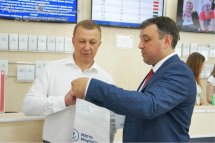 Двоє чоловіків в офісному приміщені.