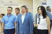 Двоє чоловіків та жінка в офісному просторі.