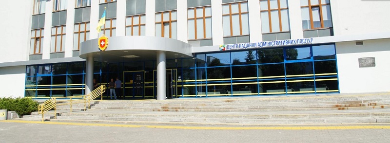 На фото зображений вхід в будівлю ЦНАП
