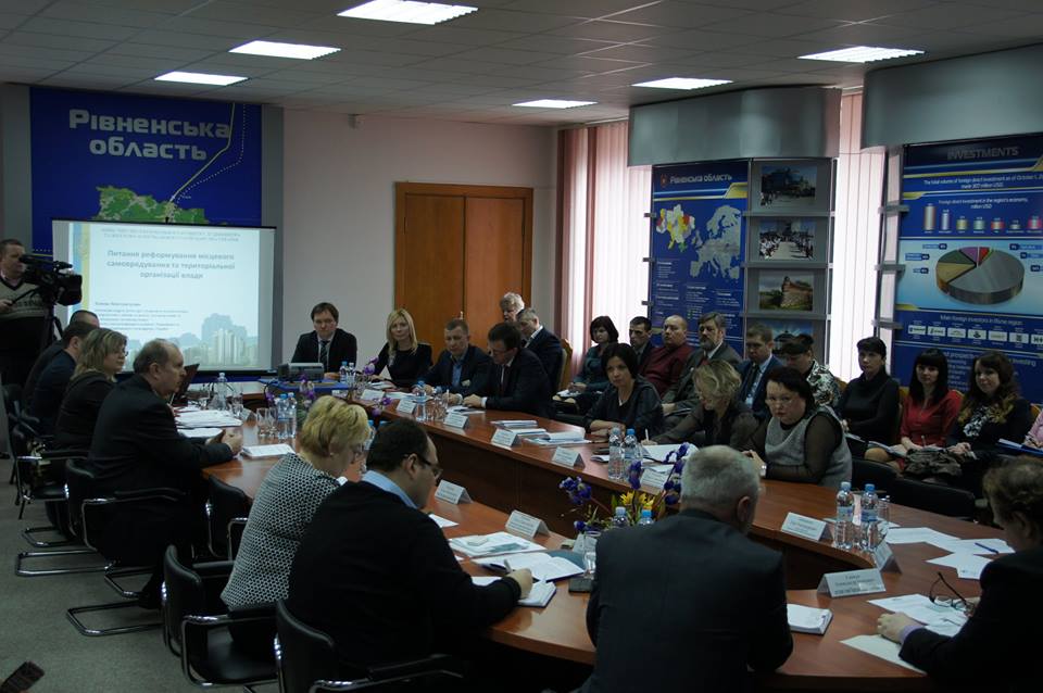 У Рівному провели круглий стіл із обговорення практики впровадження децентралізації у сфері адміністративних послуг