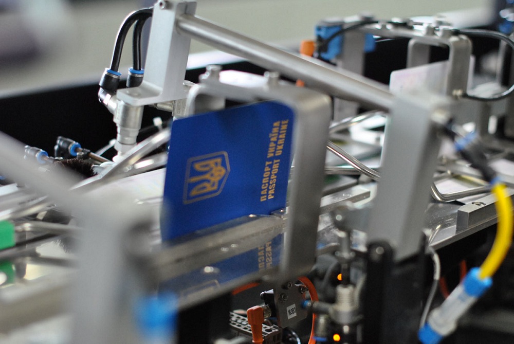 Міграційна служба повідомляє - сьогодні дійсно є затримки у видачі закордонних паспортів. Туристичний сезон + безвіз = кількість оформлюваних документів зросла у кілька разів