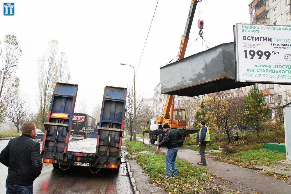 Міська влада у Рівному демонтує незаконно встановлені тимчасові гаражі для зберігання автомобілів на вулиці Макарова