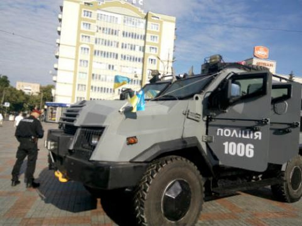 На майдані поліцейські демонструють спецтехніку