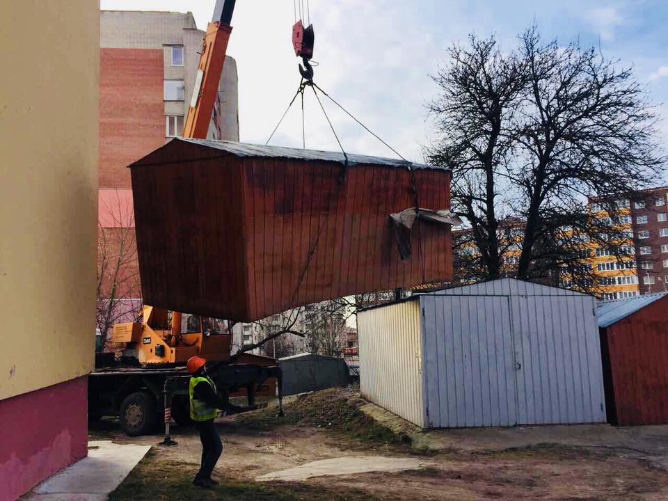 Сьогодні, 1 лютого 2018 року, продовжується демонтування незаконно встановлених гаражів поруч житлових будинків Соборна, 448 та Млинівська, 29а