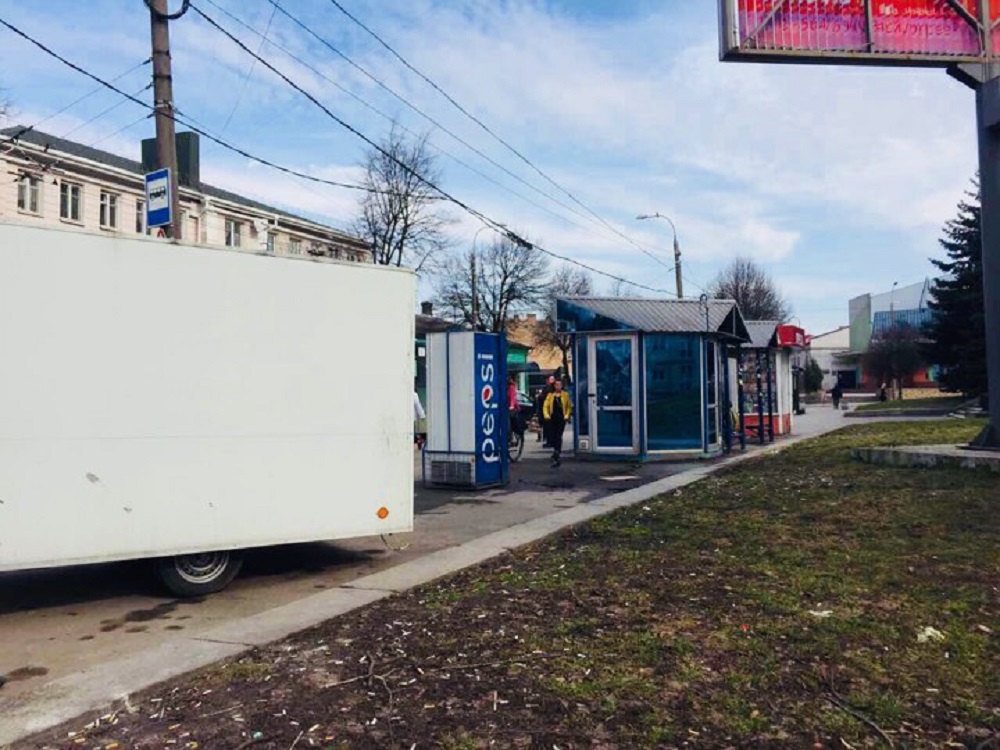 Мінус два: у Рівному прибрали незаконний причіп та автокав’ярню